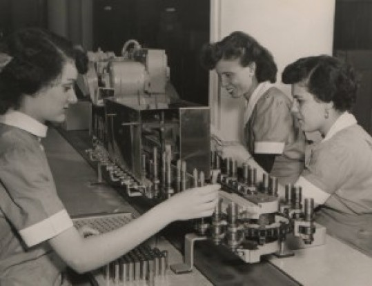 historia-labial-5-empleadas-de-avon-trabajando-en-la-linea-de-ensamblaje-1950-300x231
